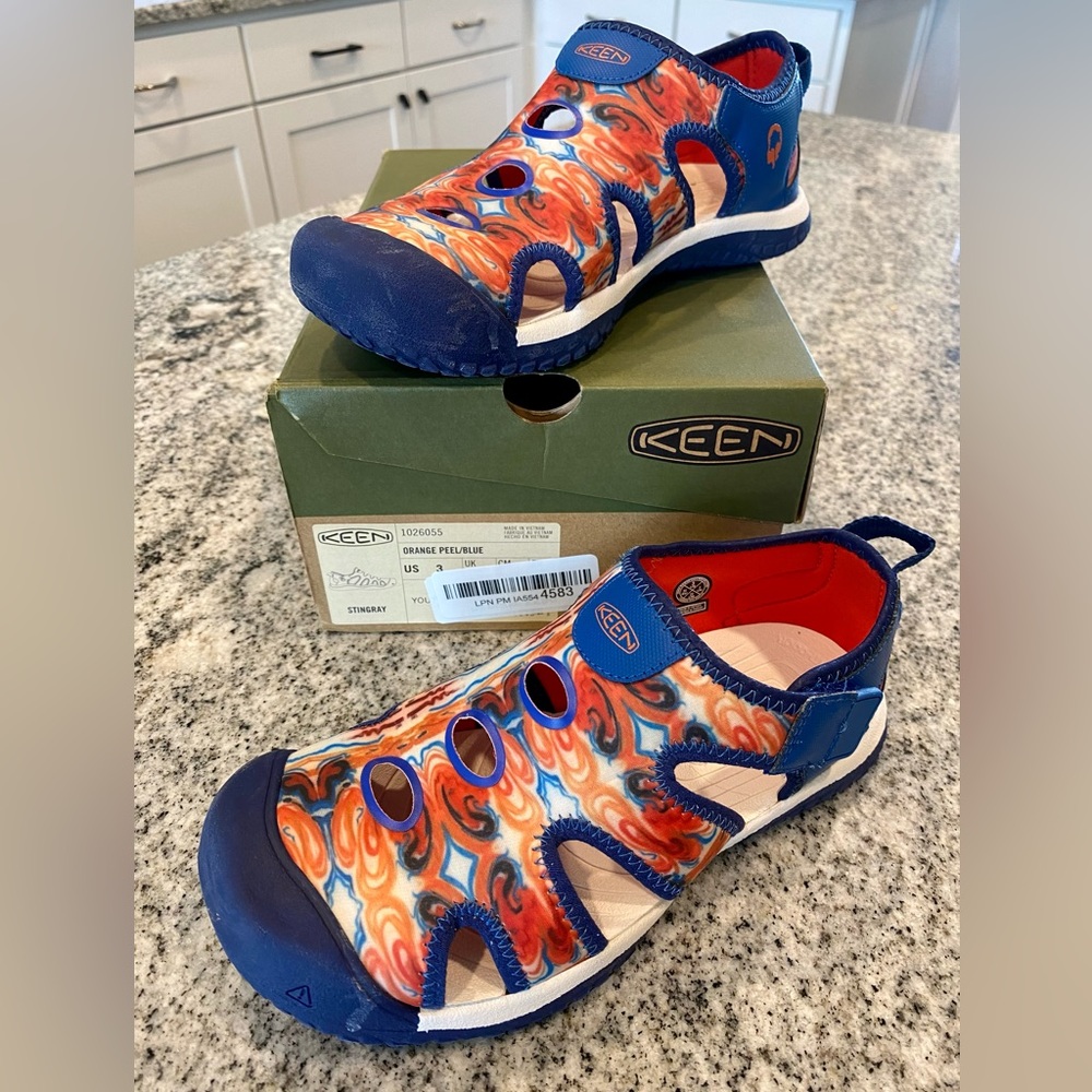 Keen Kids unisex Stingray water shoes, size 3. Like new!